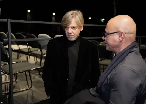 Dž. Dž. Džilindžera jauniestudējuma "Zvaigznāji" pirmizrāde Čehova teātrī 2025. gada 19. decembrī