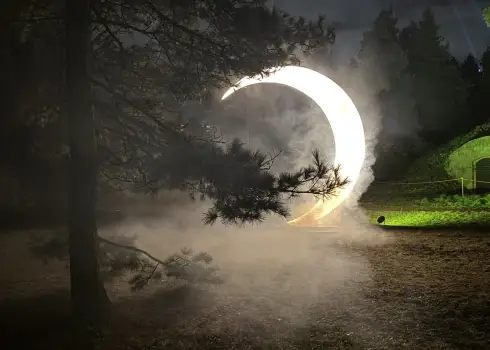 Ziemas saulgriežu gaismas taku mistērijas Brīvdabas muzejā un Botāniskajā dārzā