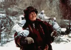 FOTO: kā šodien izskatās Baložu dāma no filmas “Viens pats mājās 2”