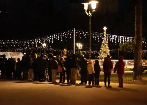 Milzīga rinda pie slidotavas Esplanādē, kamēr tur labo ledus defektus; 23.12.2025.