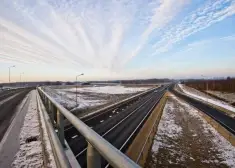 Apledojuma un sniega dēļ apgrūtināta braukšana daudzviet Latvijā