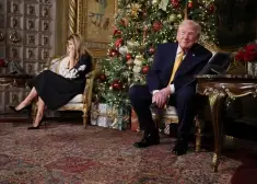 Donalda un Melānijas Trampu Ziemassvētku foto izpelnās skarbu kritiku