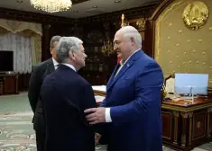 Trampa sūtnis pusdienu laikā Lukašenko iesaka līdzekli svara samazināšanai: ASV apšaubāmā veidā cer ietekmēt Putinu