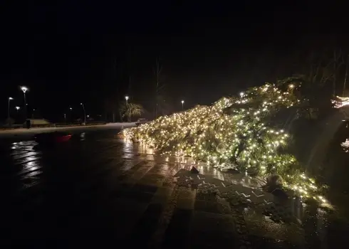 Stiprs vējš radījis postījumus daudzviet Latvijā