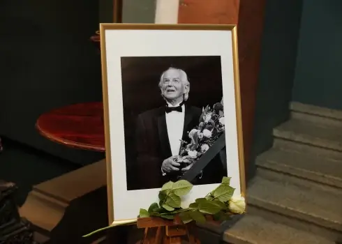 Ļaudis atvadās no latviešu baletdejotāja un aktiera Haralda Ritenberga