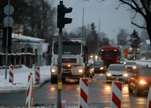 Mūkusalas un Bauskas ielu krustojums ar intensīvu satiksmi, bet bez strādājošiem luksoforiem