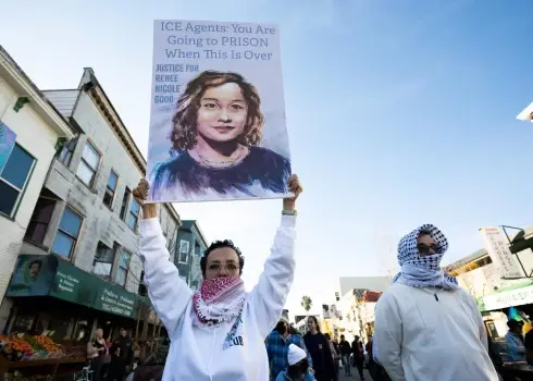 ASV tūkstoši demonstrē pret Imigrācijas un muitas policiju pēc nāvējoša incidenta