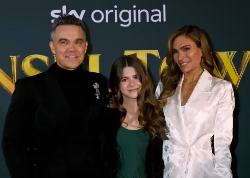 Robijs Viljamss ar sievu Aīdu un meitu Tediju filmas “Tinsel Town” pirmizrādē