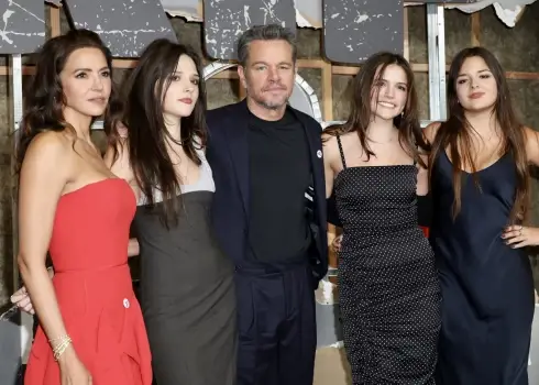 Mets Deimons ar sievu Lusianu un meitām filmas “The Rip” pirmizrādes vakarā Ņujorkā