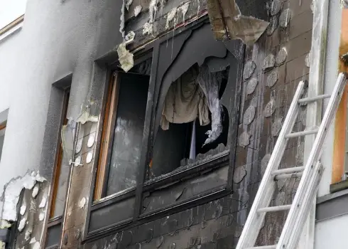 Ķekavas novadā turpinās ugunsgrēka dzēšanas un likvidēšanas darbi dzīvojamā mājā