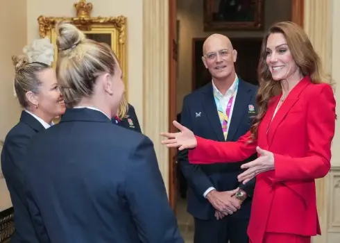 Princese Ketrīna rīko pieņemšanu Vindzoras pilī Anglijas sieviešu regbija izlases spēlētājām