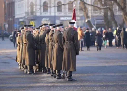 2026. gadā ziedu nolikšana pie Brīvības pieminekļa