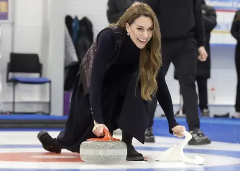 Princese Ketrīna un princis Viljams apgūst kērlinga spēli