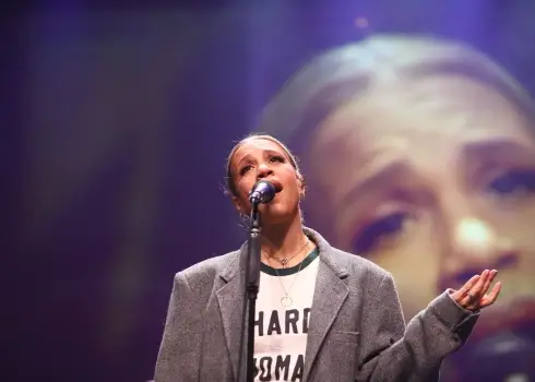 Džeza dīva Šeina Stīla izdzied Raimonda Paula melodijas angļu valodā