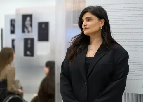 Atklāta fotogrāfes Nairas Kosjanas izstāde “Heroes in the Shadow” - stāsts par vecākiem, kuri ikdienā dzīvo līdzās neredzamai varonībai 