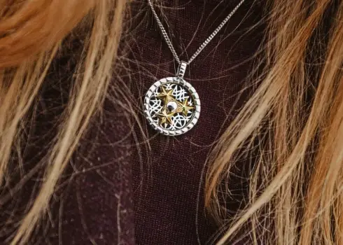 Bordo, vilna un trīs zvaigznes: atklāti Latvijas delegācijas svinīgie tērpi 2026. gada Olimpiskajām spēlēm