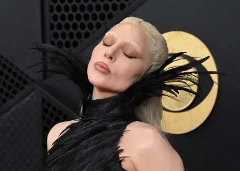 Drosme, mežģīnes un glamūrs: zvaigznes žilbina "Grammy" ceremonijā