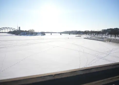 Cilvēki uz Daugavas ledus