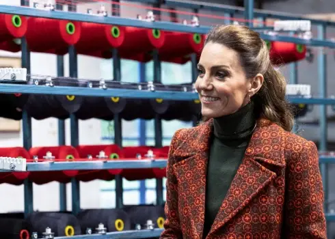 Princese Ketrīna viesojas vilnas un džinsu ražotnēs Velsā 