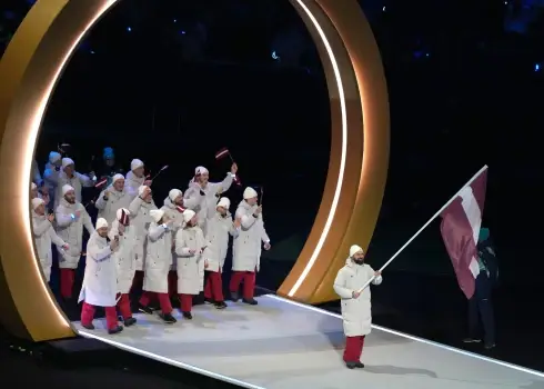 Kaspars Daugaviņš kā karognesējs — Latvijas sportisti olimpisko spēļu atklāšanā Milānā