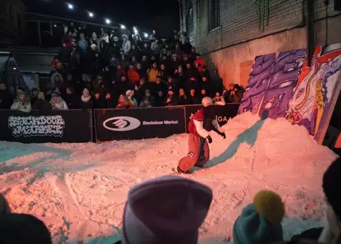 Sniega parks radošās rūpnīcas “Veldze” pagalmā