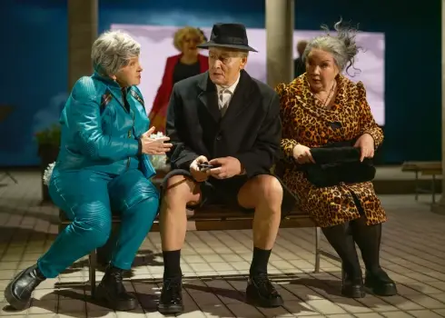 Ieskats iestudējumā "Kad atkal būsim jauni" Latvijas Nacionālajā teātrī