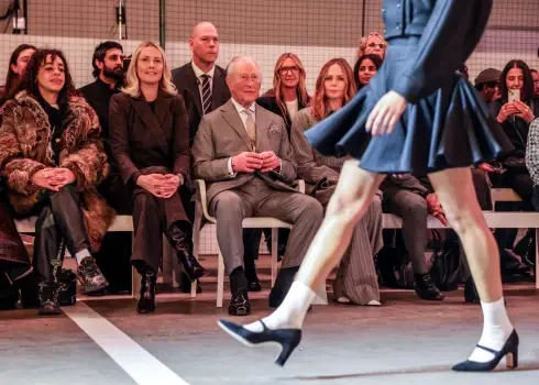 Karalis Čārlzs apmeklē Londonas modes nedēļu 2026. gada 19. februārī