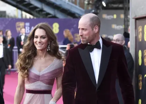 BAFTA 2026 spožākie tērpi – no aveņsarkanā līdz melnai elegancei