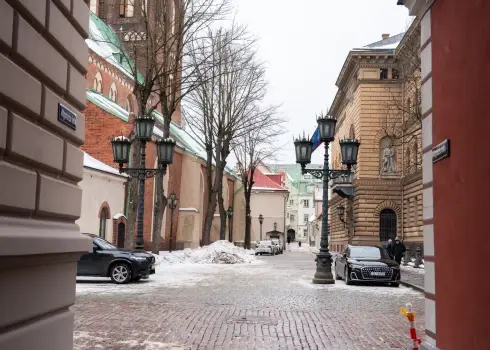 Latvijas Saeimas ēka uz trūcīgo viduslaiku rīdzinieku kapsētas