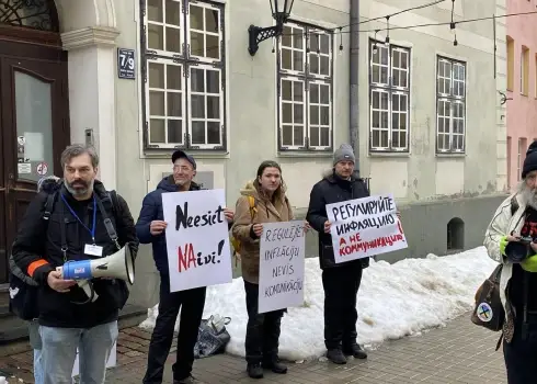 Pensionāri un progresīvi jaunieši pie NA biroja protestē pret "atkrieviskošanu"