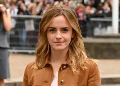 Emma Vatsone neformāli apstiprina attiecības ar miljardieri - vienu no bagātākajiem cilvēkiem Meksikā. Abi redzēti skūpstāmies lidostā