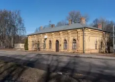 Rīgā par vairāk nekā 115 tūkstošiem pārdod vēsturisku dzelzceļa staciju. FOTO