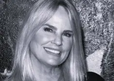 65 gadu vecumā mūžībā devusies aktrise Dženifera Runjona