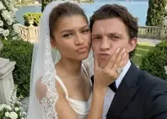 Internetā skaļu ažiotāžu izraisījušas Zendajas un Toma Holanda kāzu foto. Ir tikai viena problēma