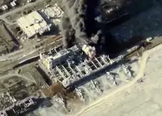 Sprādzieni un biezi dūmu mutuļi: ukraiņi ar ballistiskajām raķetēm iznīcina Krievijas bāzi netālu no Doneckas