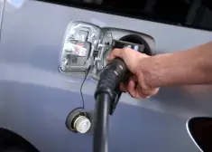 Degvielas cenu kāpums sanikno politiķus: tirgotājiem būs jāsniedz skaidrojumi