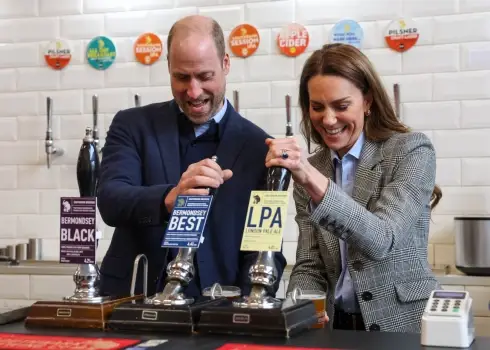 Princese Ketrīna un princis Viljams viesojas alus darītavā Londonā