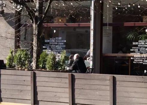 Cilvēki bauda silto laiku āra terasēs