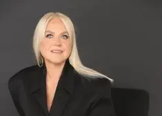 Meitene no Jaunpils, kura rīkoja Raimonda Paula 90. jubilejas koncertu... Saruna ar Andu Zadovsku