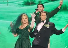 Šova “Koru kari” dalībnieki uguņo uz skatuves, taču nākas atvadīties no pirmā kora. FOTO