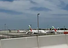 Trauksme Dubaijas lidostā: drona trieciens izraisa ugunsgrēku, apturēti lidojumi