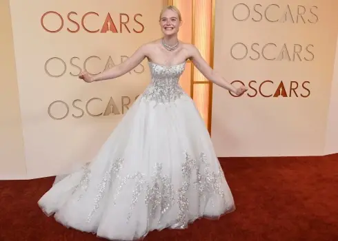 Spožākie un elegantākie tērpi uz 2026. gada “Oskaru” sarkanā paklāja