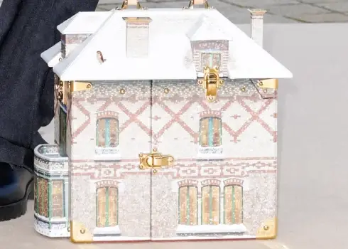 Džeidenam Smitam iespaidīga “Louis Vuitton” rokassoma par 48 000 $