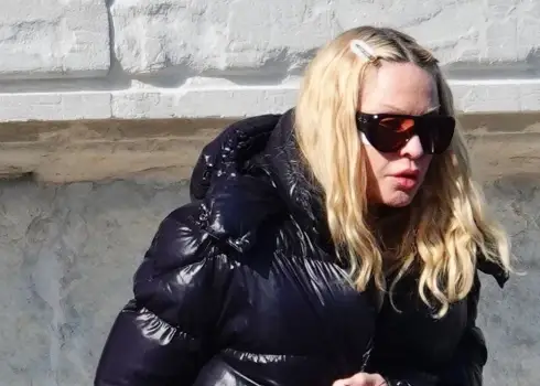 Madonna Venēcijā slēpj plāksteri uz vaiga un vēlas palikt neatpazīta