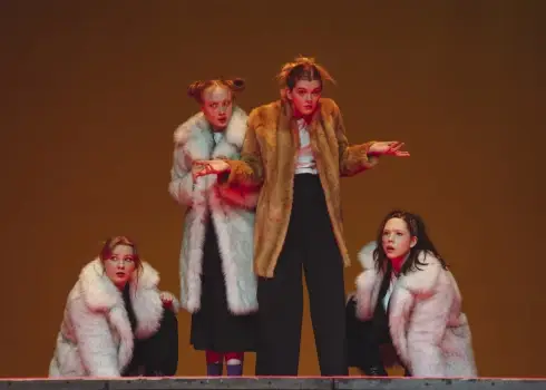 Ieskats Dailes teātra izrādē "Runcis zābakos"