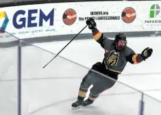 Mēnesi pēc tam, kad hokeja spēles laikā viņa tēvs nošāva mammu, brāli un vectēvu, pusaudzis kaļ komandas triumfu Rodailendas štata čempionātā