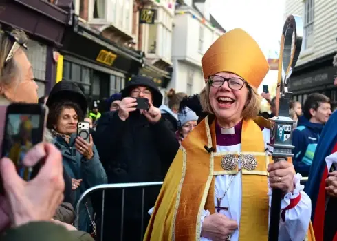 Kenterberijas arhibīskapi Sāru Malaliju svinīgi ieved amatā