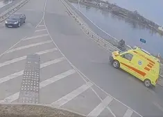 VIDEO: Daugavpilī velosipēdists notriec sievieti, kas paliek guļam, un aizlaižas. Viņš uz karstām pēdām tiek tvarstīts
