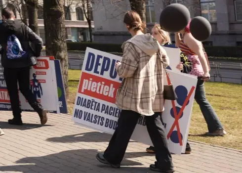 Diabēta pacienti piketā pie Ministru kabineta pieprasa sensorus un insulīna sūkņus visiem