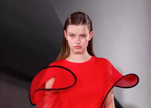 Lietuviešu dizaineres Lauras Daili tērpi Rīgas modes nedēļā. 15.04.2026.